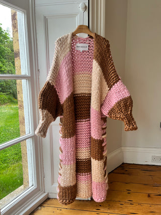 1von1 Grobstrick-Maxi-Cardigan in Rosa und Braun (Beispiel)
