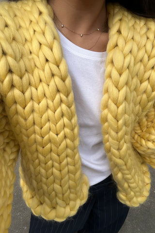 イエローのコロッサルニットカーディガン