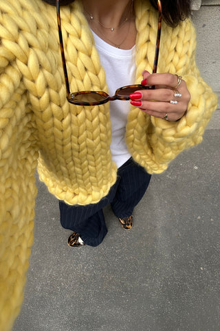 イエローのコロッサルニットカーディガン