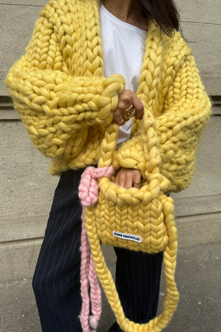 イエローのコロッサルニットカーディガン