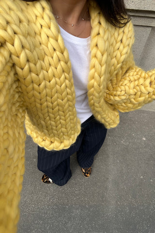 イエローのコロッサルニットカーディガン