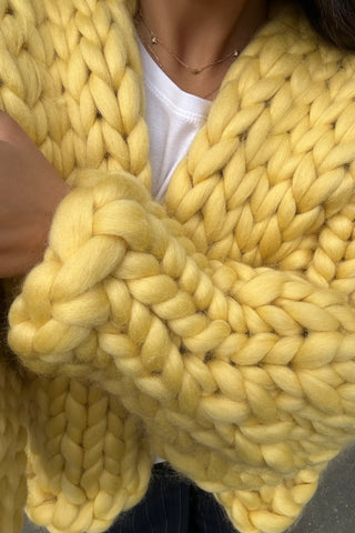 イエローのコロッサルニットカーディガン