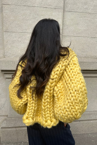 イエローのコロッサルニットカーディガン