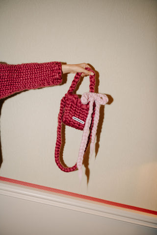 リボン付きイエローのコロッサルニットクロスボディバッグ