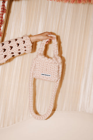 ピンクのコロッサルニットクロスボディバッグ