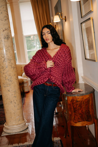 ピンクのコロッサルニットカーディガン