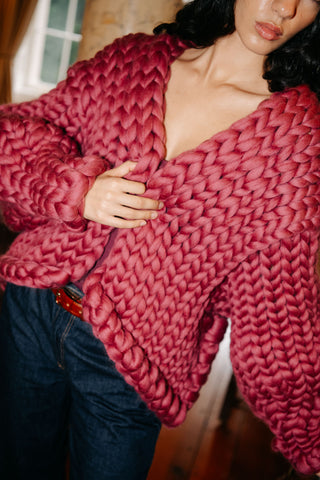 ピンクのコロッサルニットカーディガン