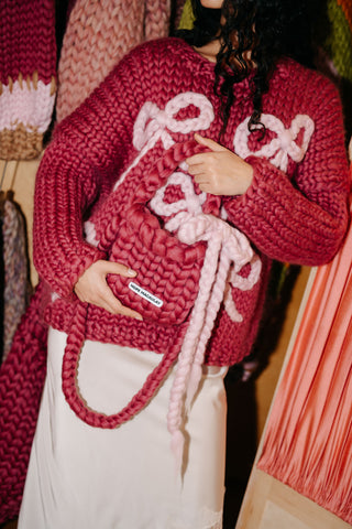 リボン付きイエローのコロッサルニットクロスボディバッグ