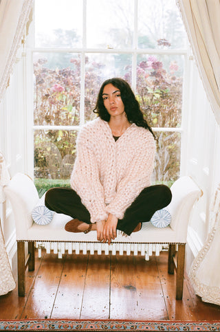 ピンクのコロッサルニットカーディガン