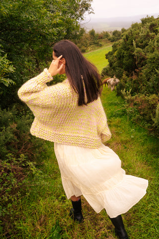 ピンクのコロッサルニットカーディガン