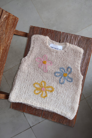 刺繍入りデイジーふわふわニットベスト