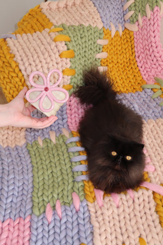 Blauer, flauschiger Strickpullover mit Gänseblümchenmuster