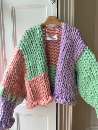 1von1 Rosa, Minze und Lila Colossal Strickjacke (Beispiel)