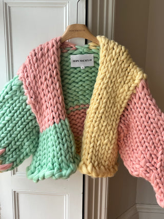 1 von 1 Gelber, rosa und mintfarbener kolossaler Strickcardigan (Beispiel)