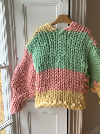 1 von 1 Gelber, rosa und mintfarbener kolossaler Strickcardigan (Beispiel)