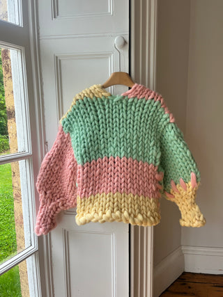 1 von 1 Gelber, rosa und mintfarbener kolossaler Strickcardigan (Beispiel)
