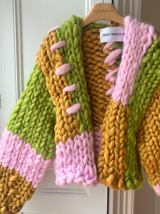 1 von 2 Grüner, rosa und bernsteinfarbener Colossal-Strickcardigan (Beispiel)
