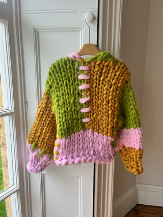 1 von 2 Grüner, rosa und bernsteinfarbener Colossal-Strickcardigan (Beispiel)