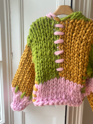 1 von 2 Grüner, rosa und bernsteinfarbener Colossal-Strickcardigan (Beispiel)