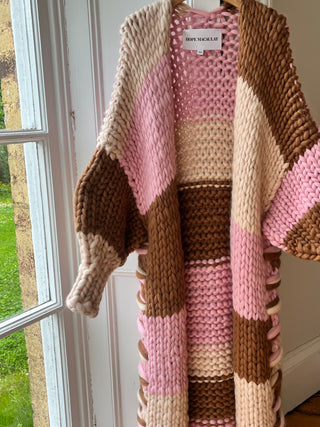 1von1 Grobstrick-Maxi-Cardigan in Rosa und Braun (Beispiel)