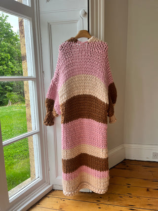 1von1 Grobstrick-Maxi-Cardigan in Rosa und Braun (Beispiel)