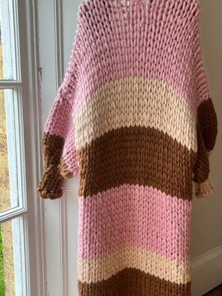 1von1 Grobstrick-Maxi-Cardigan in Rosa und Braun (Beispiel)