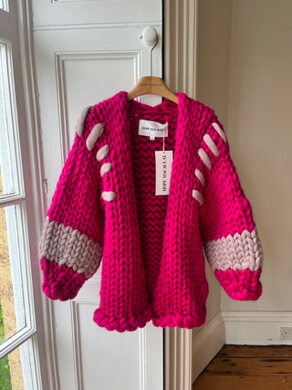 1von1 Himbeerfarbener Colossal-Midi-Cardigan (Beispiel)