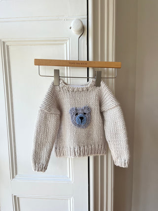 Grobstrickpullover mit Babyschleife in Blau (Beispiel)