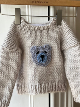 Grobstrickpullover mit Babyschleife in Blau (Beispiel)